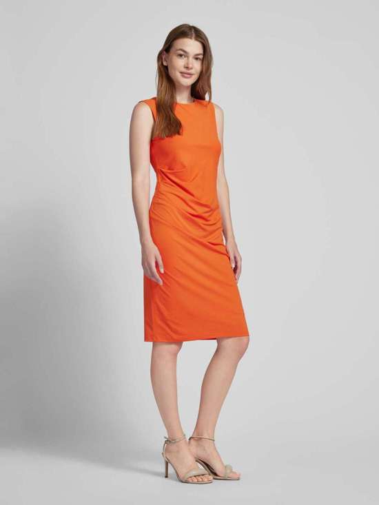 Платье-футляр длиной до колена с рюшами