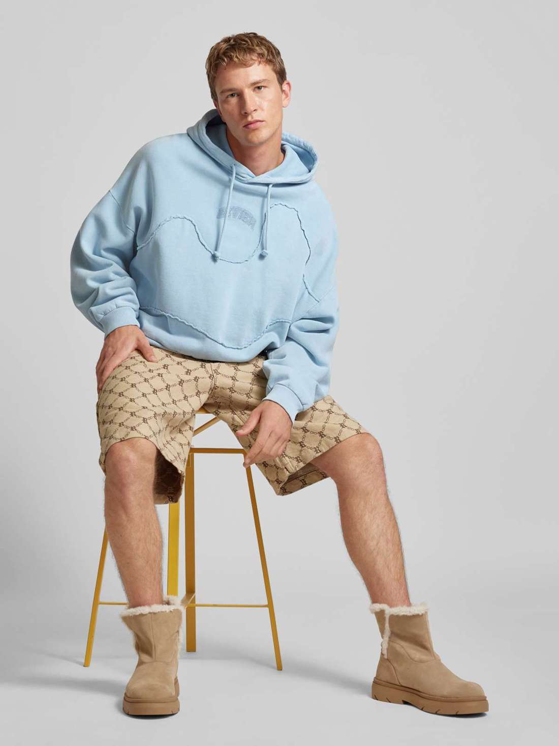 Толстовка с вышивкой этикеток