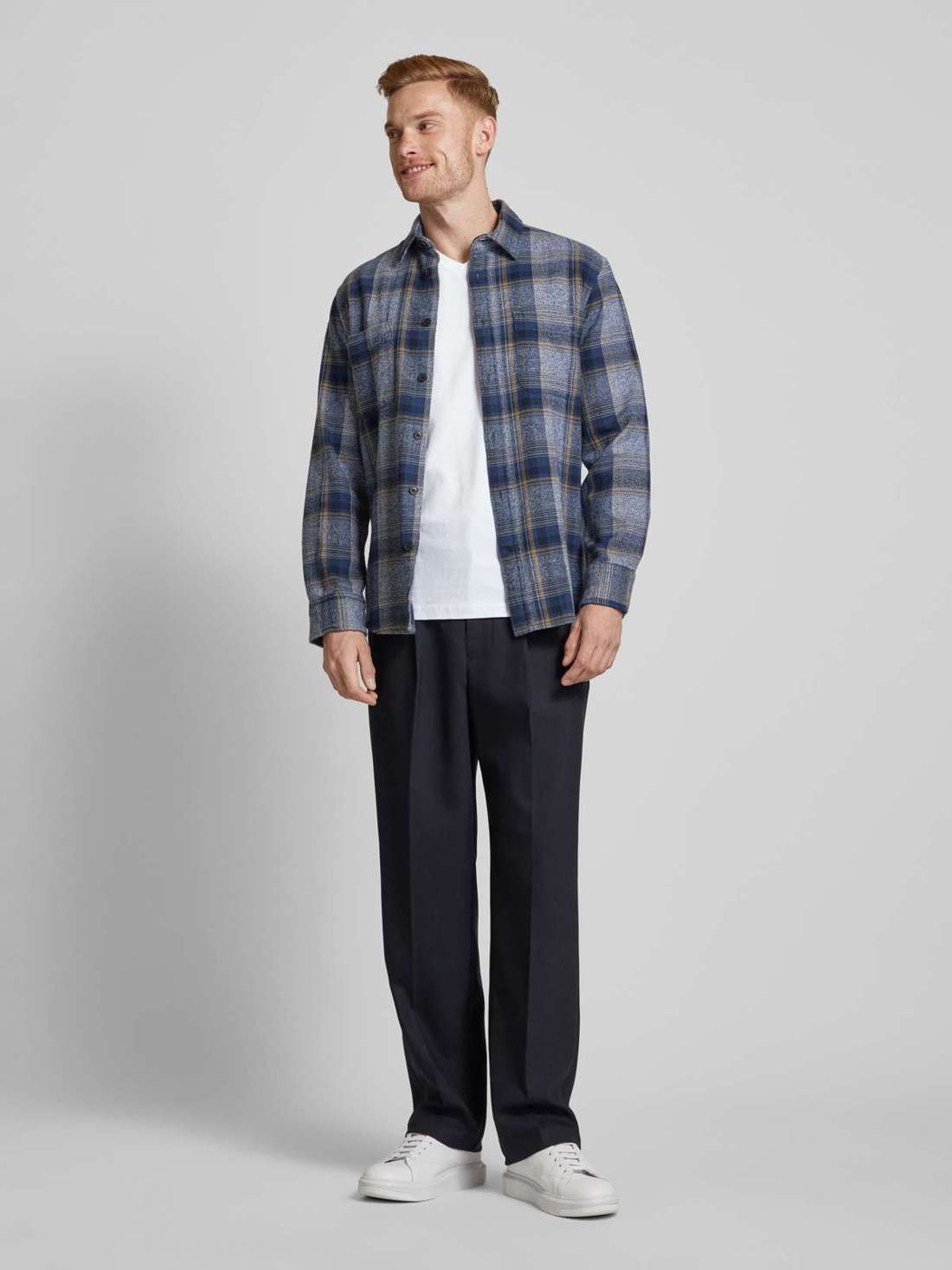 Футболка с ребристым V-образным вырезом