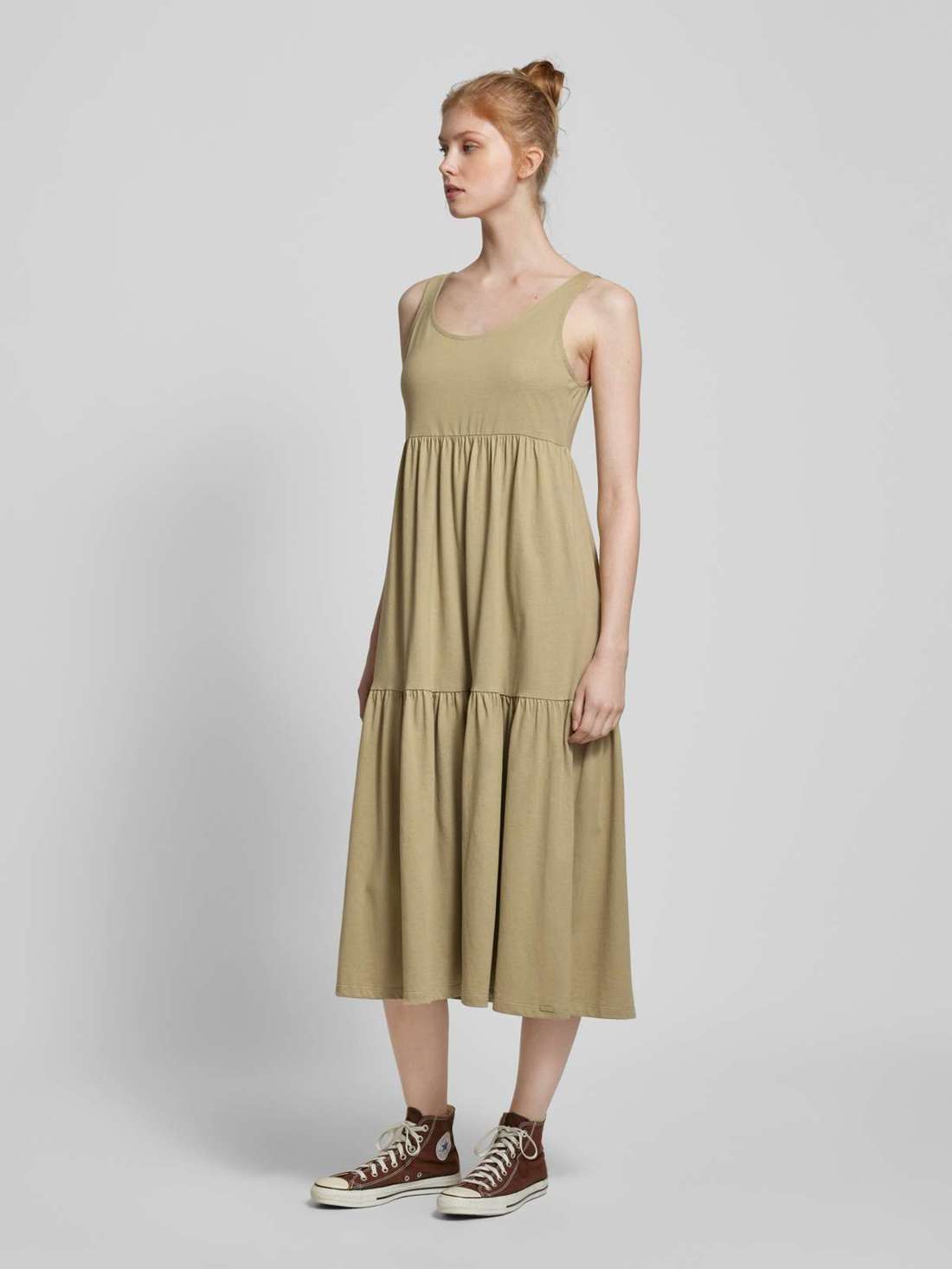 Многоярусное платье длиной до колена