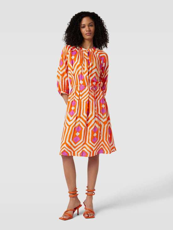 Платье длиной до колена с завязывающимся поясом