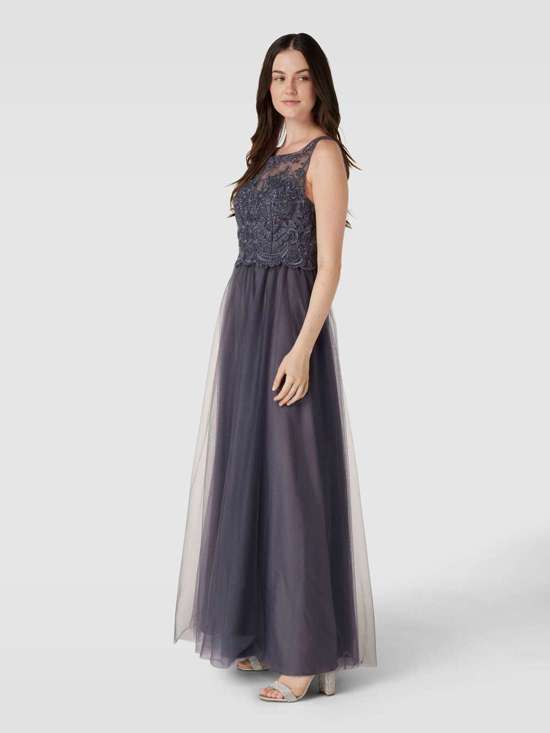 Вечернее платье с декоративной отделкой