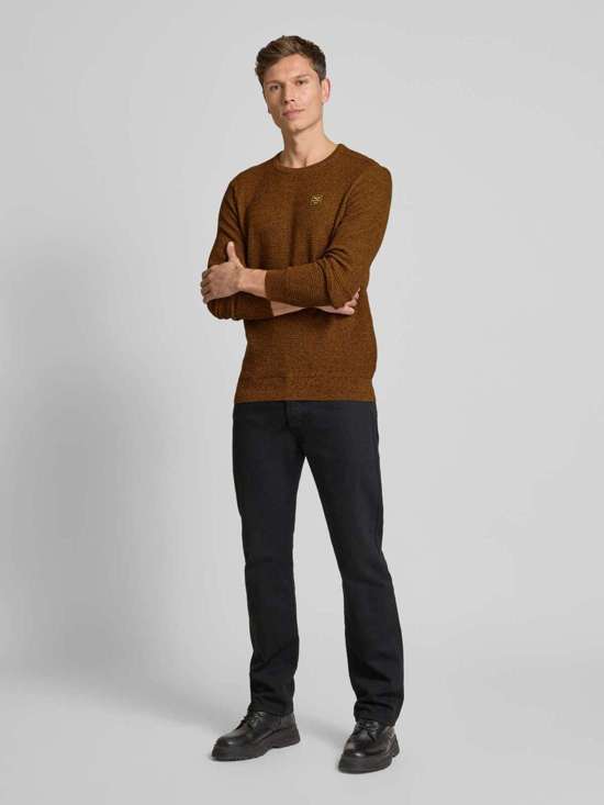 Вязаный свитер с нашивкой-лейблом