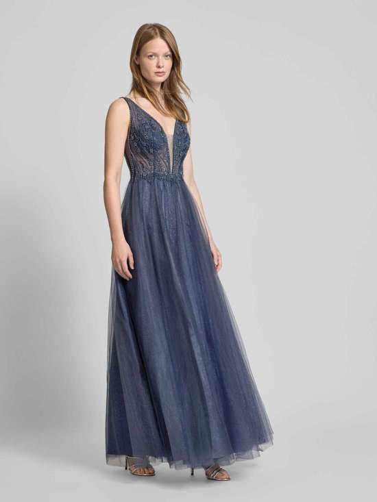 Вечернее платье с кружевом и отделкой декоративными камнями