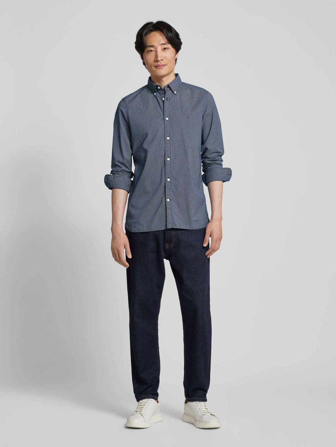 Повседневная рубашка приталенного кроя с воротником на пуговицах