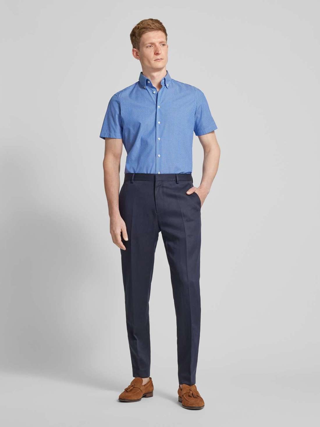 Деловая рубашка классического кроя с воротником на пуговицах