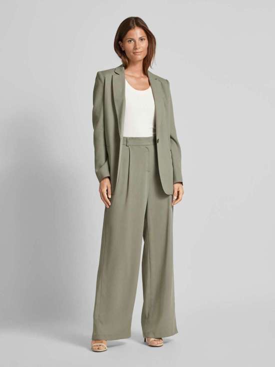 Футболка с ребристым вырезом-лодочкой