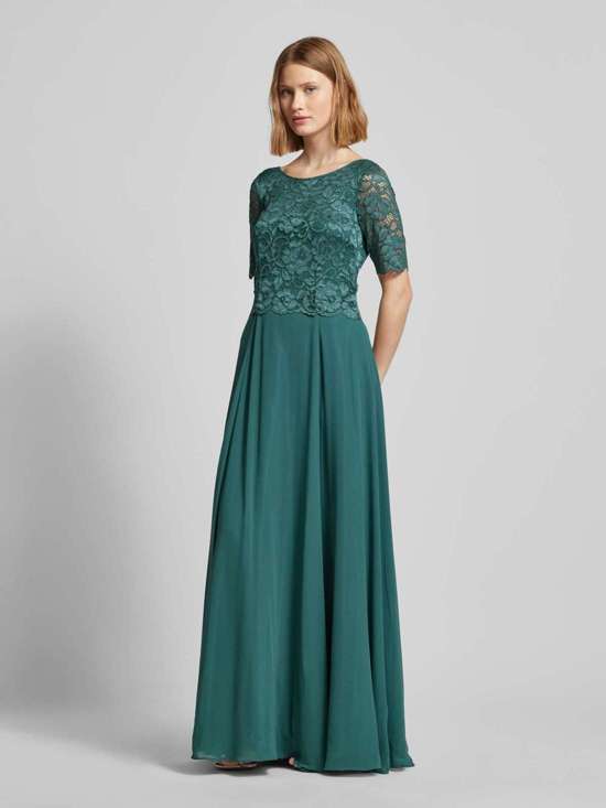 Вечернее платье с кружевной отделкой