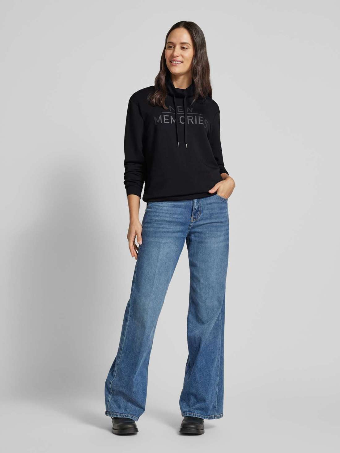 Толстовка с воротником стойкой и кулиской BANU