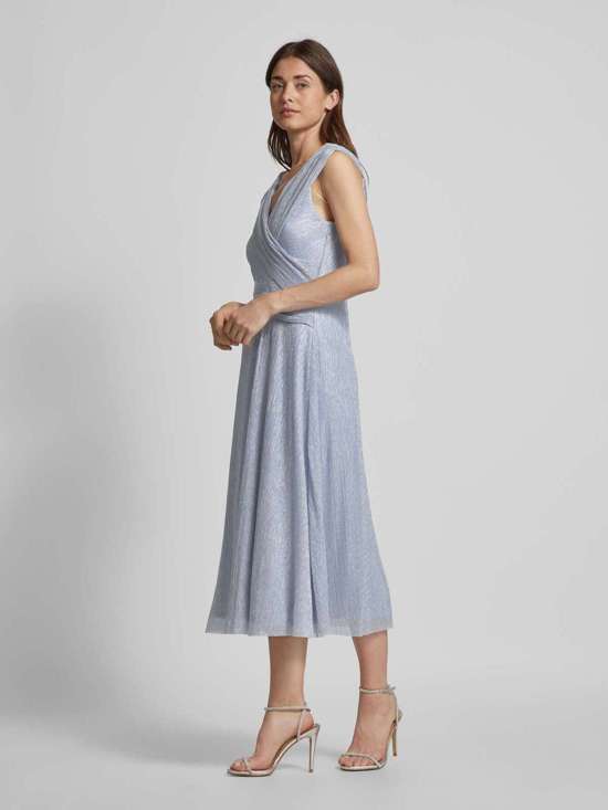 Коктейльное платье с запахом