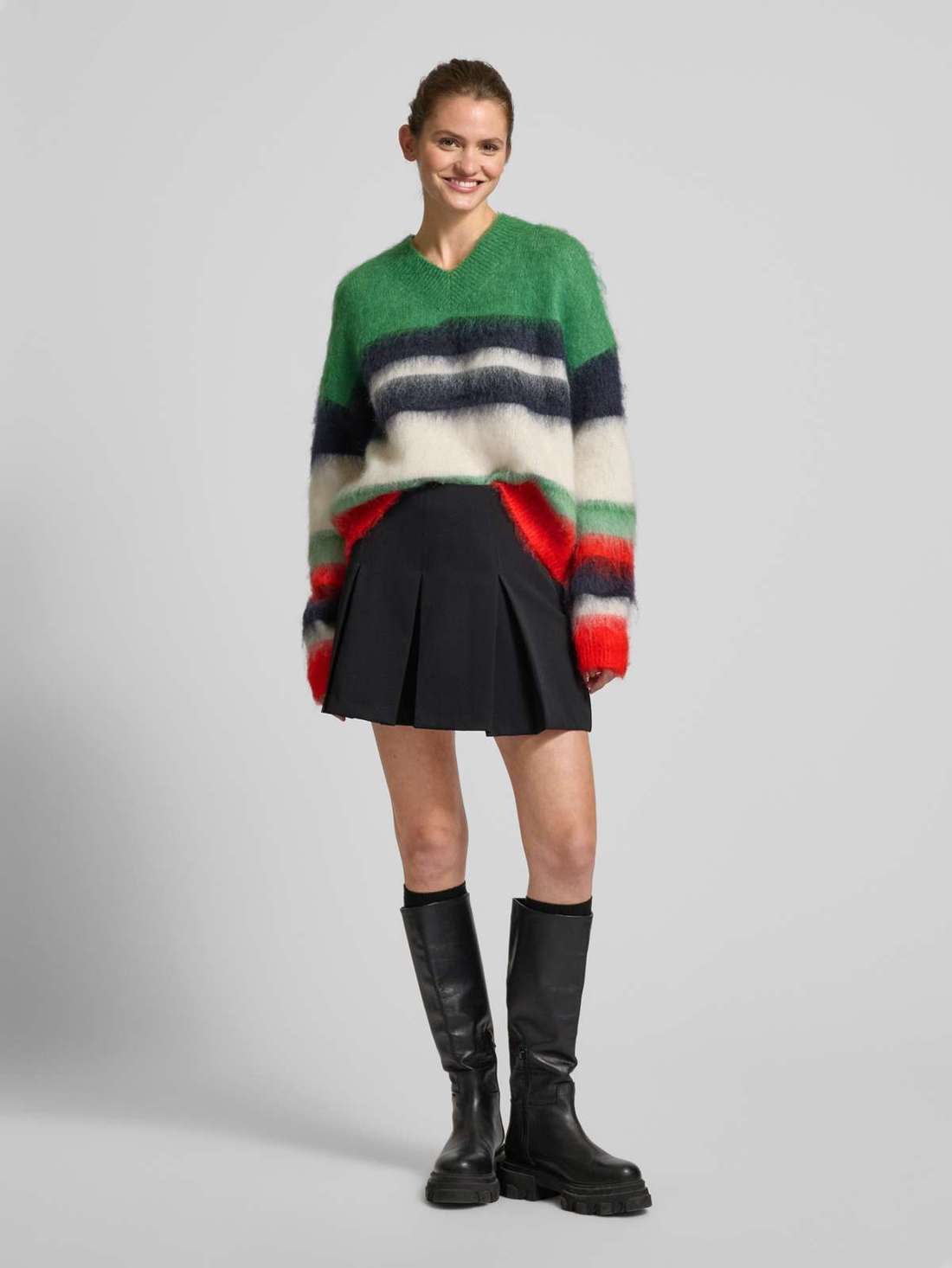 Вязаный свитер с ребристым V-образным вырезом