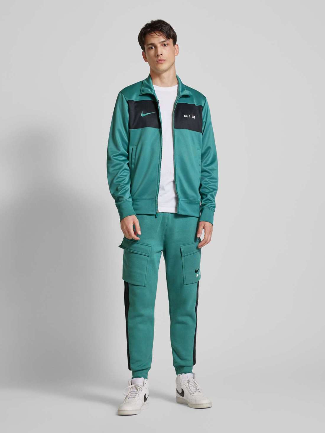 Спортивные брюки стандартного кроя с карманами-карго