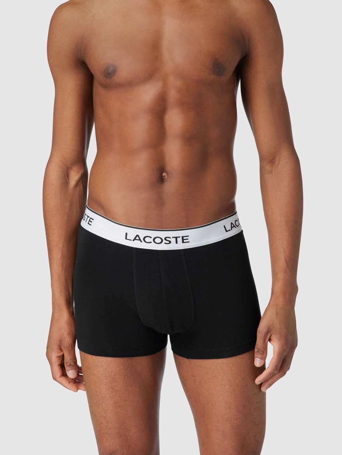 Чемоданы с надписью на этикетке