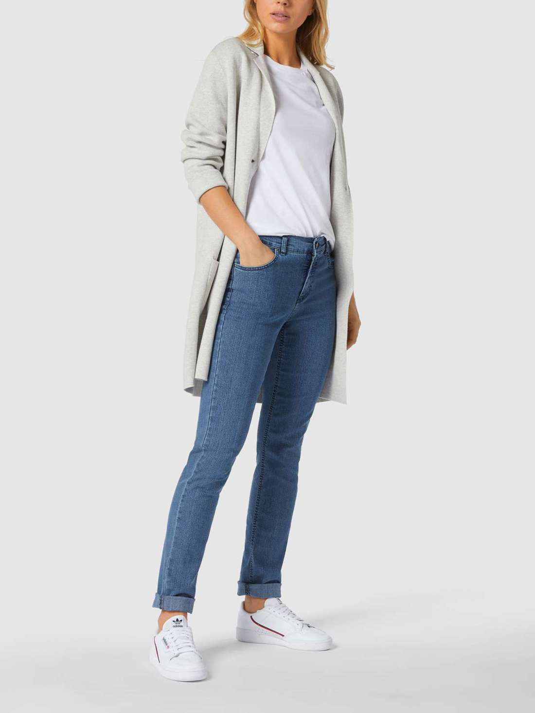 Джинсы с эластичным наполнением