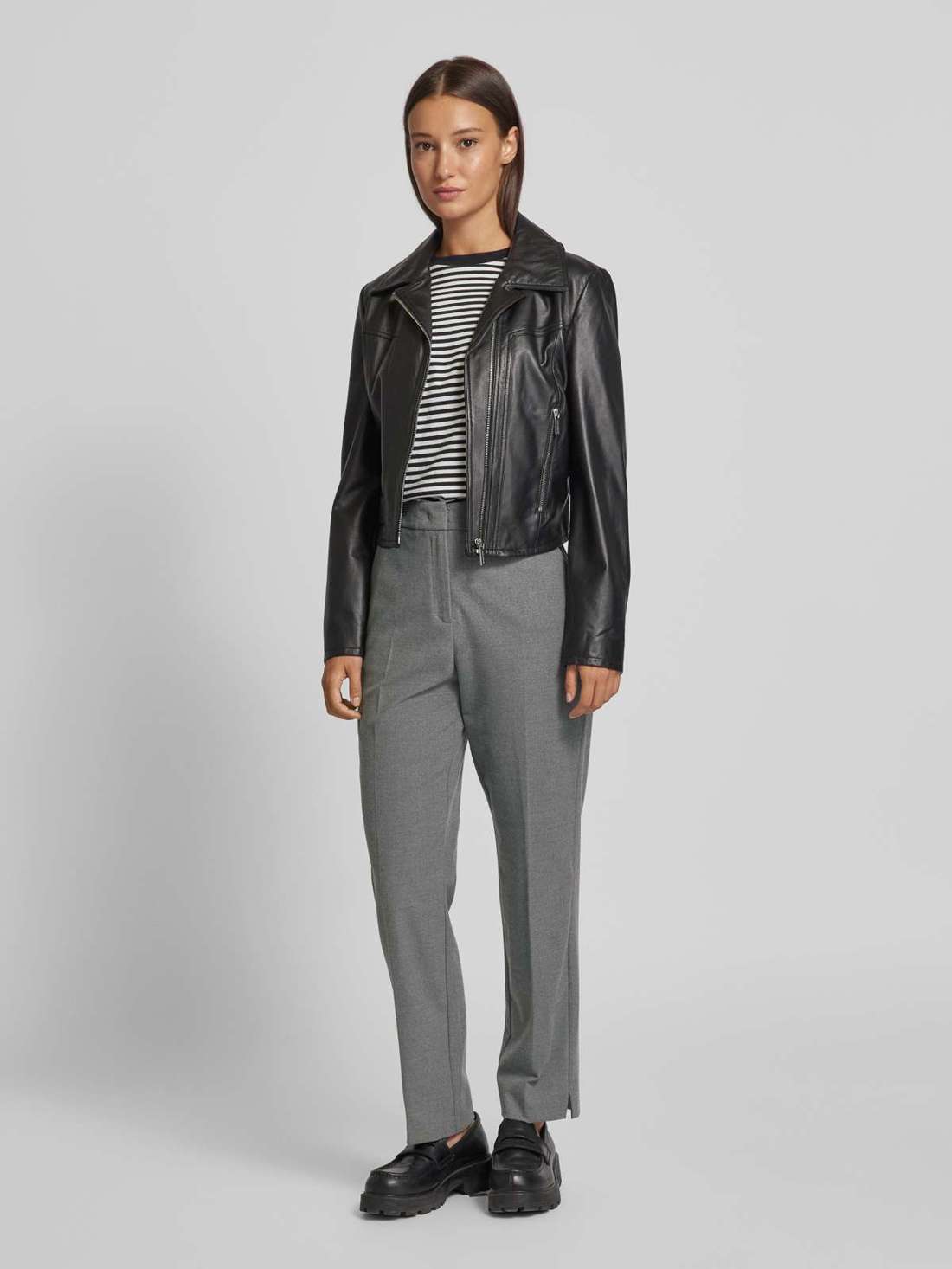 Тканевые брюки со складками и застежкой на крючки