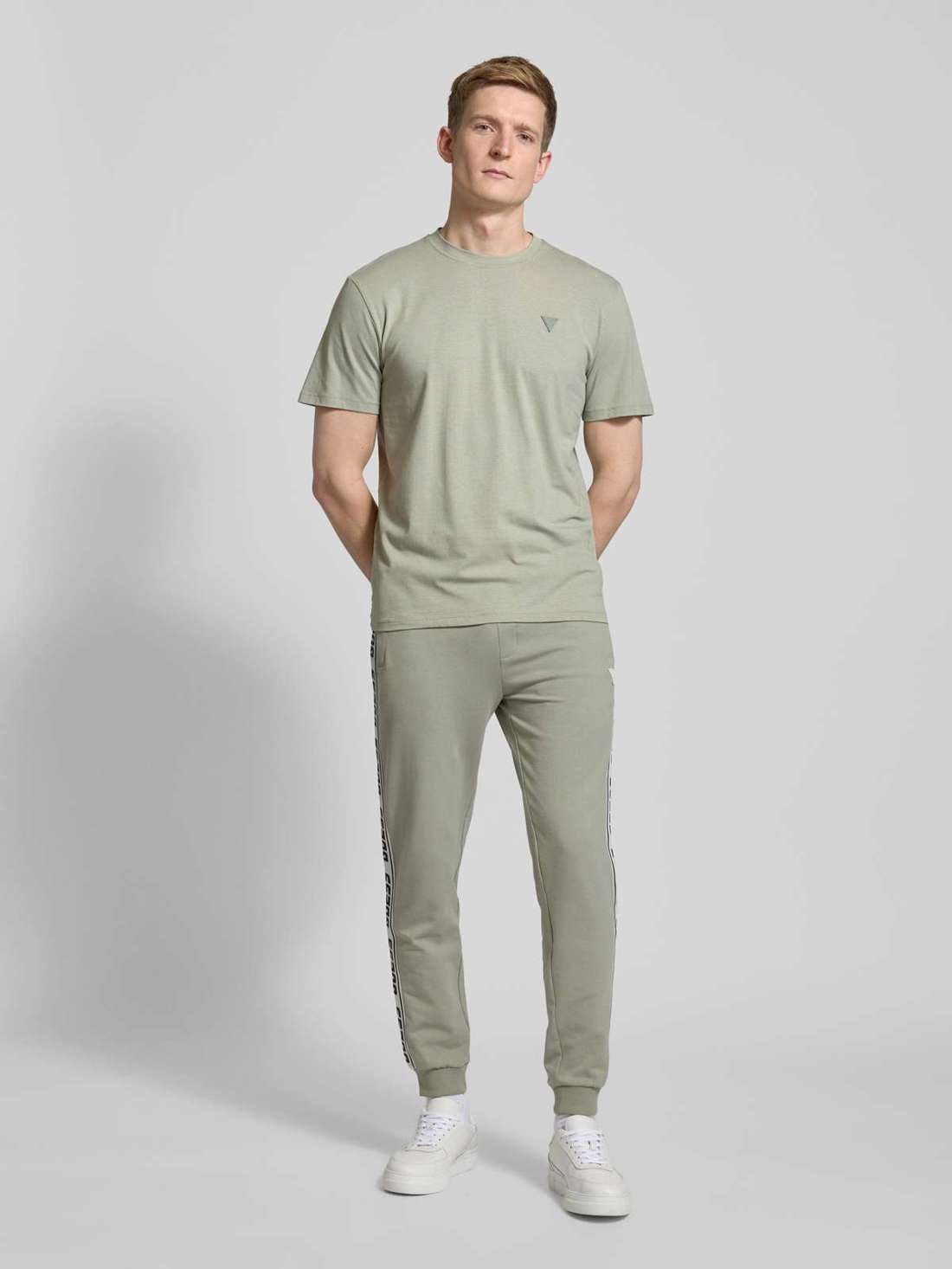 Футболка с этикеткой HEDLEY