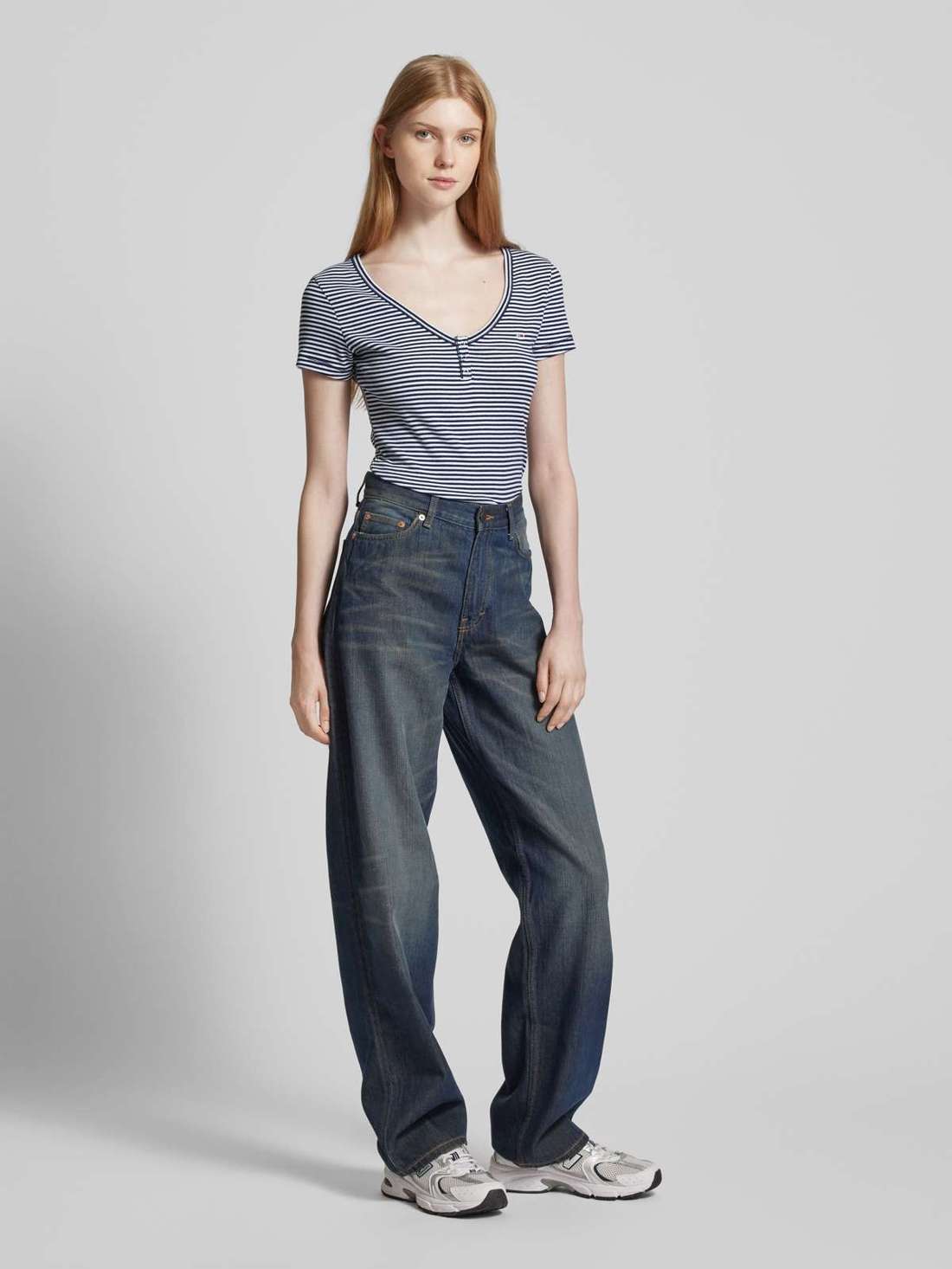 Футболка приталенного кроя с закругленным V-образным вырезом HENLEY