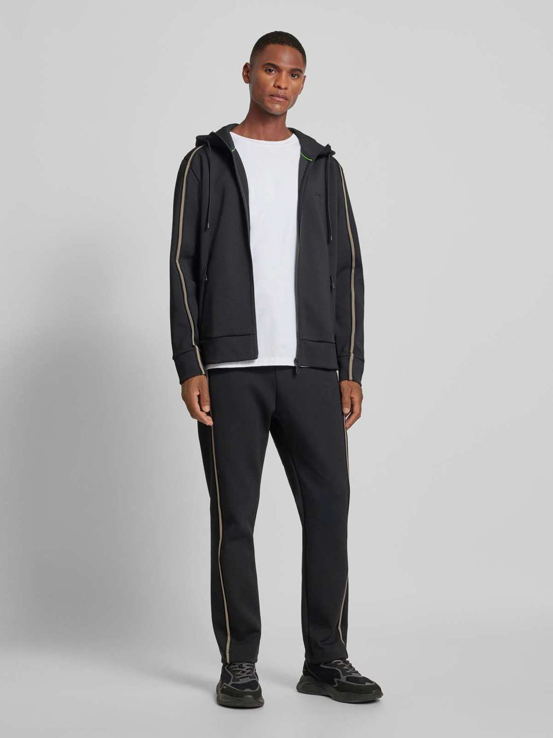 Спортивные брюки с этикеткой Hadim