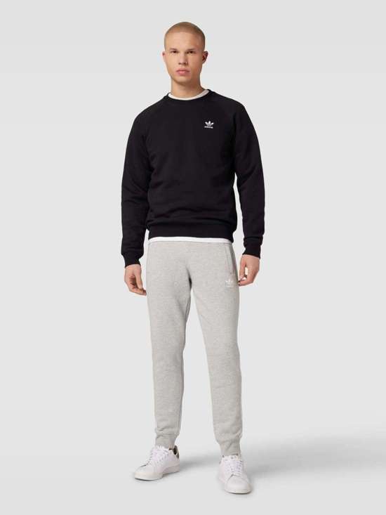 Спортивные брюки с вышитым логотипом