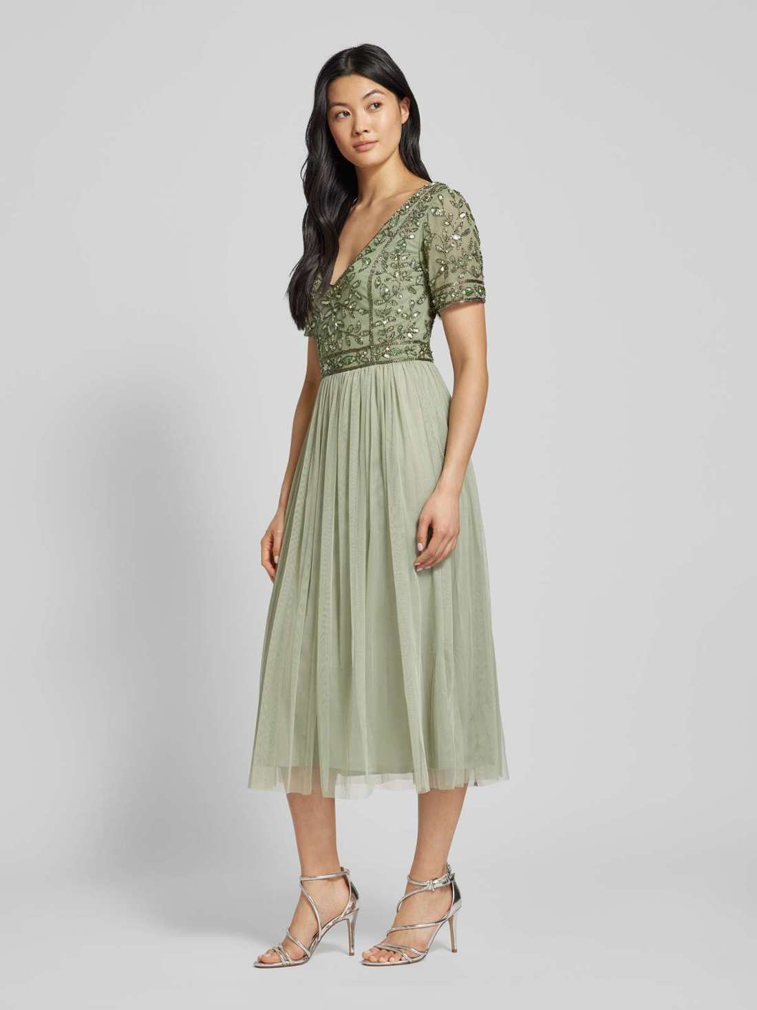 Коктейльное платье с пайетками и отделкой декоративными камнями