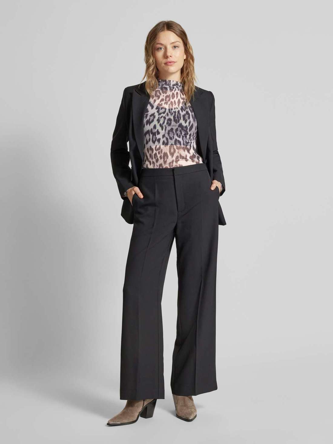 Блузка стандартного кроя с воротником стойкой