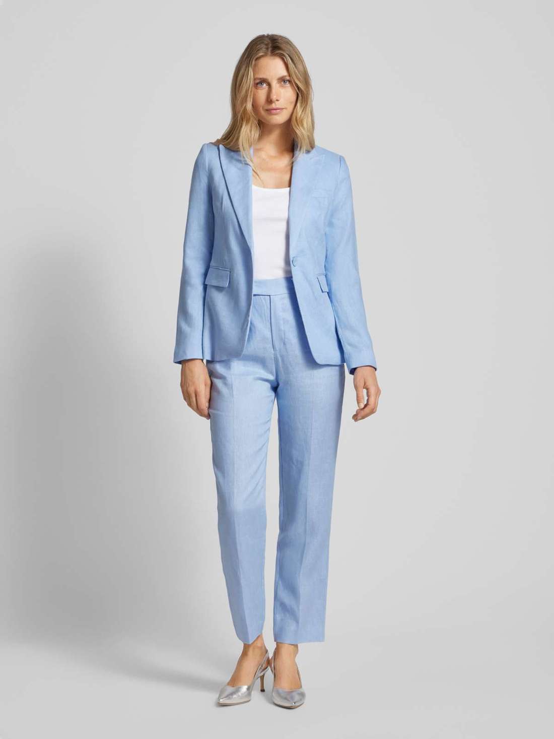 Льняные брюки узкого кроя со складками и задними карманами