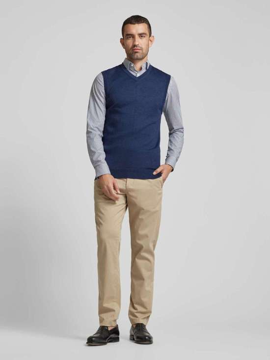 жилет-свитер с V-образным вырезом