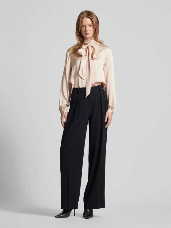 Блузка стандартного кроя с планкой на пуговицах во всю длину