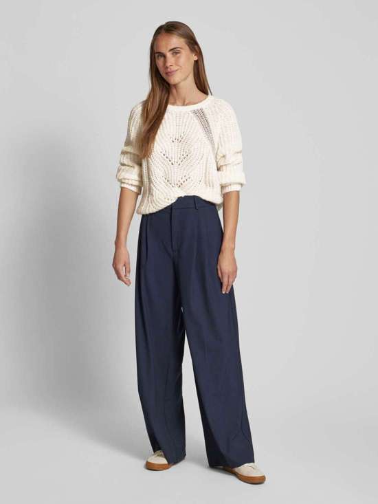 Вязаный свитер с круглым вырезом