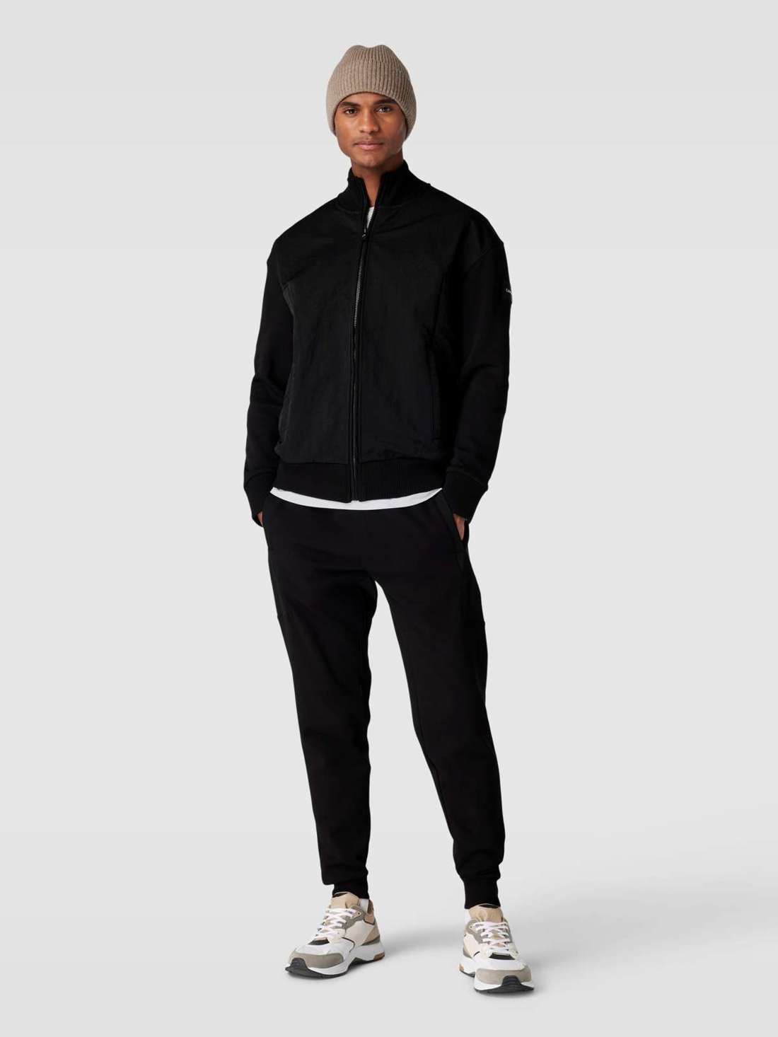 Блузон с воротником стойкой и боковыми карманами