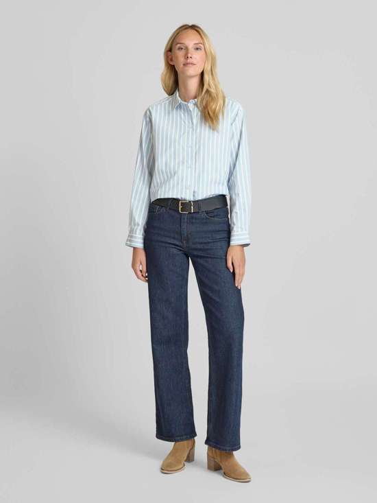 Блузка-рубашка стандартного кроя с планкой на пуговицах во всю длину