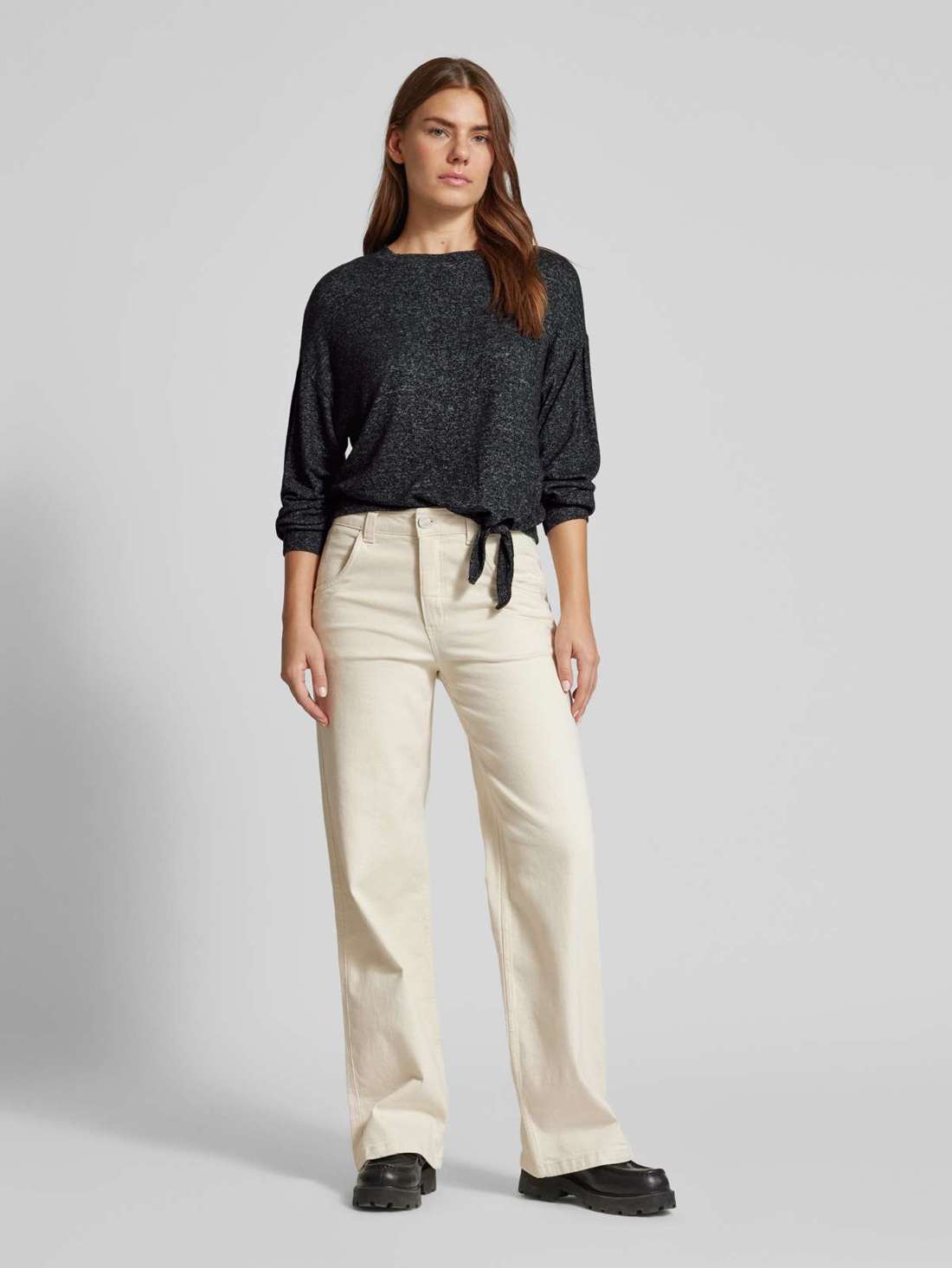 Рубашка стандартного кроя с длинными рукавами, заниженной линией плеч и узлом