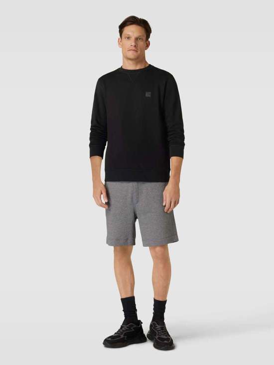 Толстовка с этикеткой Westart