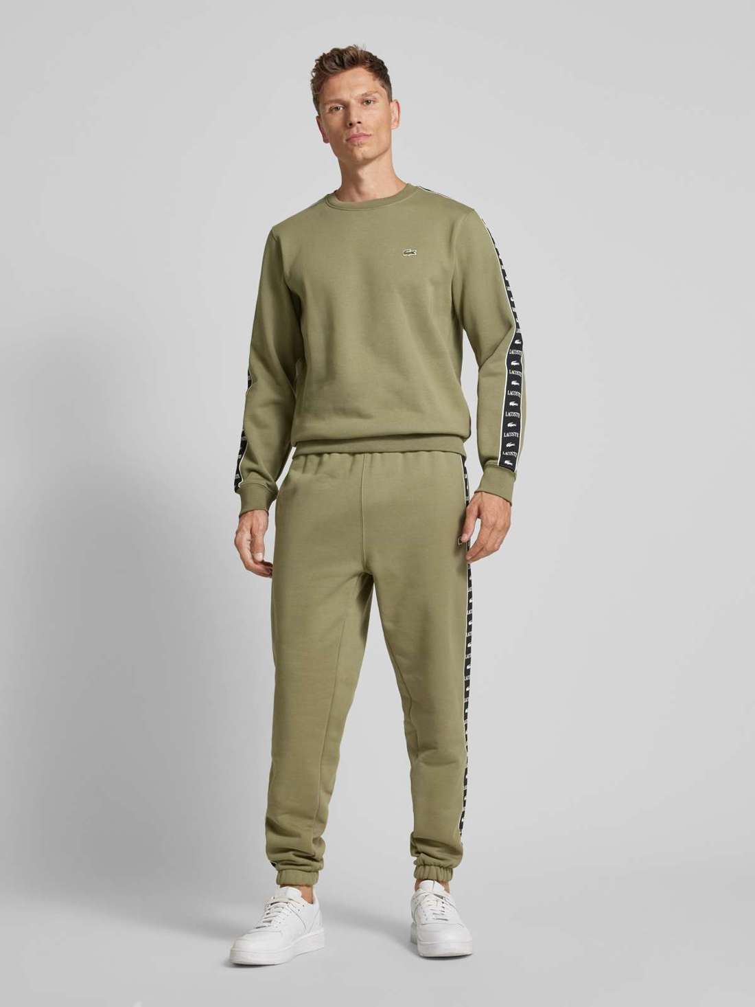 Толстовка с вышивкой этикеток