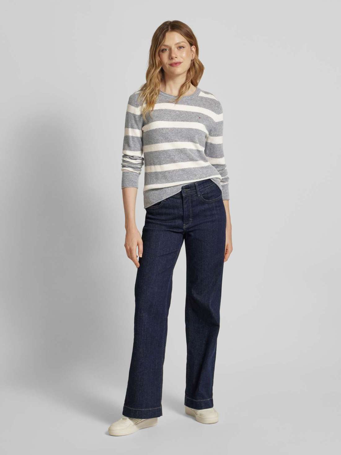 Вязаный свитер с вышивкой логотипа