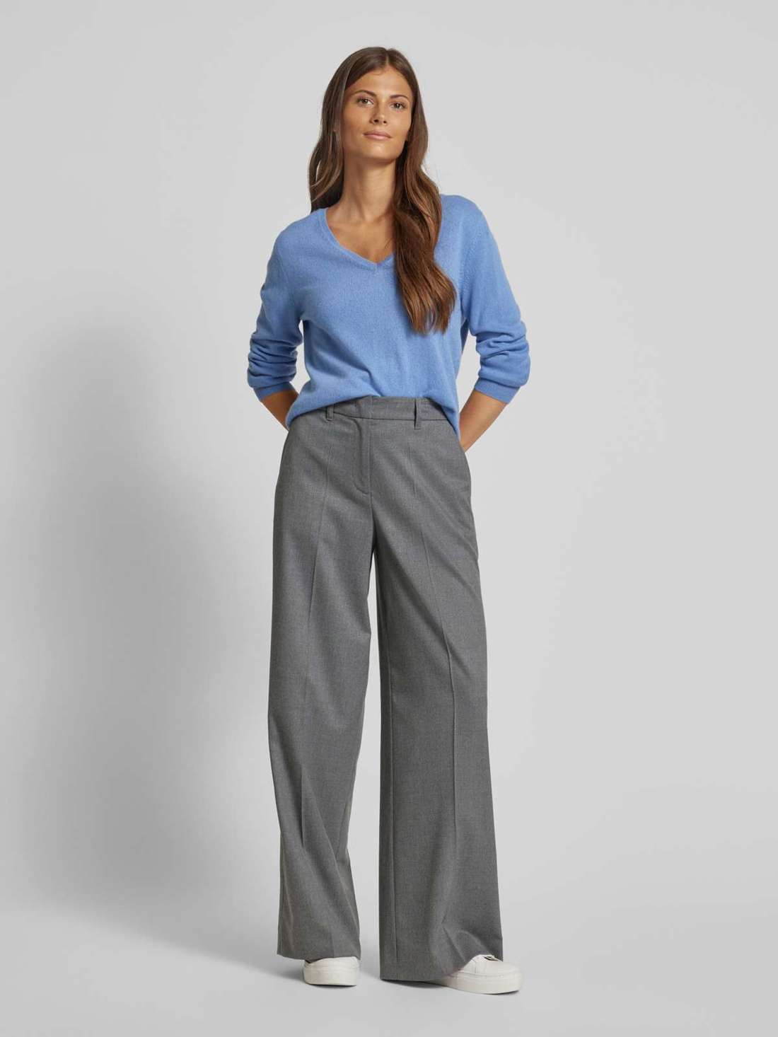 Кашемировый свитер с закругленным V-образным вырезом