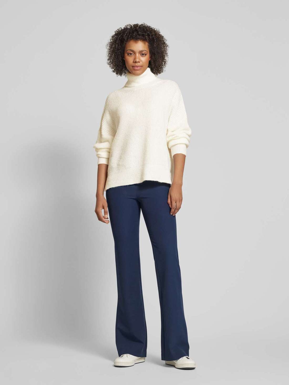 Вязаный свитер с высоким воротником