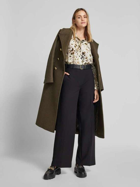 Блузка приталенного кроя с короткой планкой на пуговицах