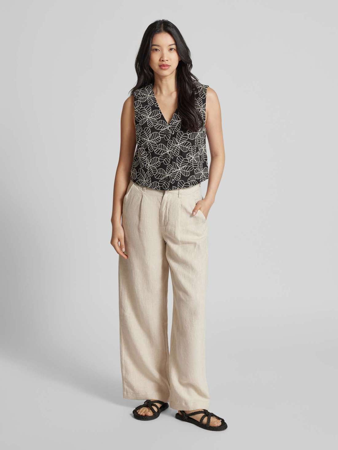 Жилет с цветочным узором и планкой на пуговицах