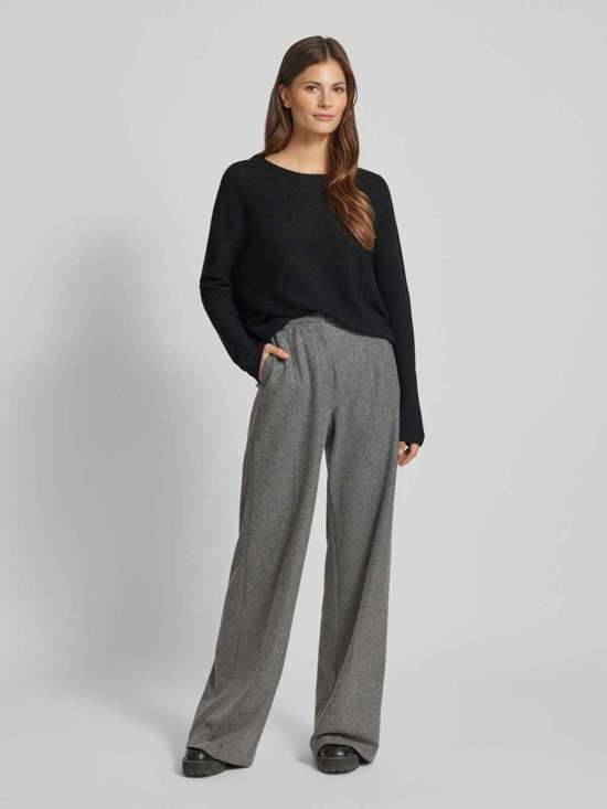 Вязаный свитер с круглым вырезом