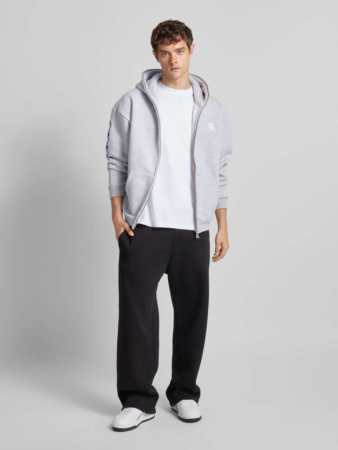 Толстовка с вышивкой этикеток