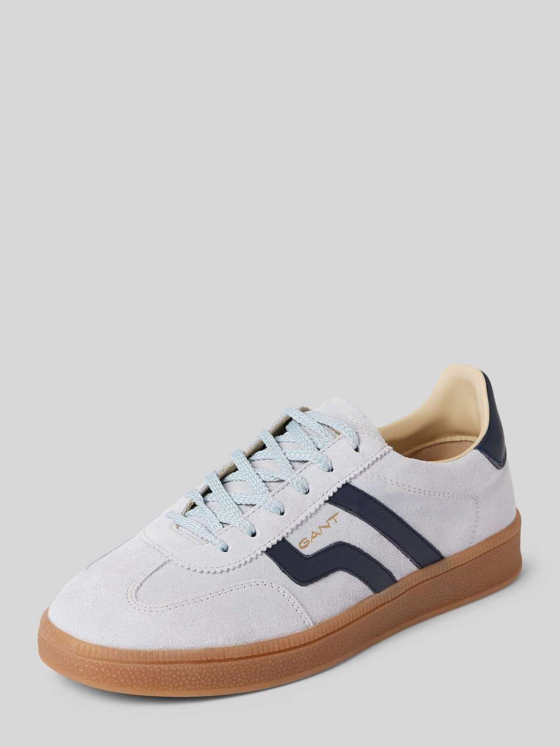 Кроссовки с лейблом Cuzima