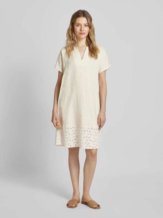 Льняное платье длиной до колена с английской вышивкой