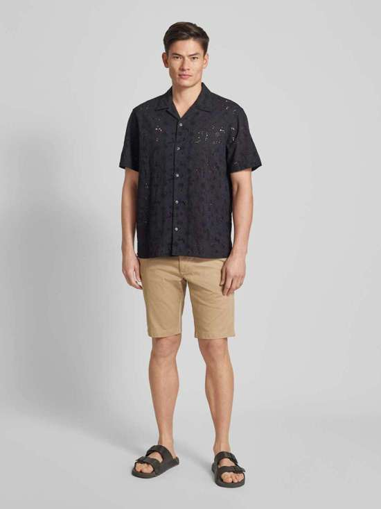 Зауженные шорты-чиносы с задними карманами