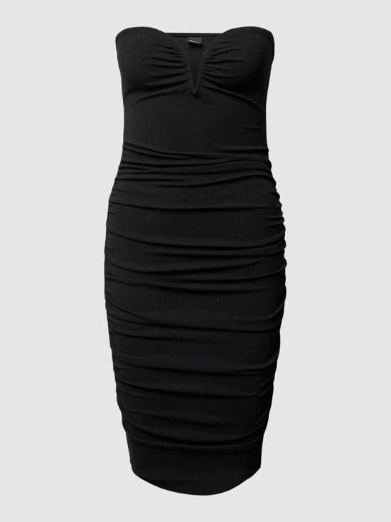 Коктейльное платье с открытыми плечами