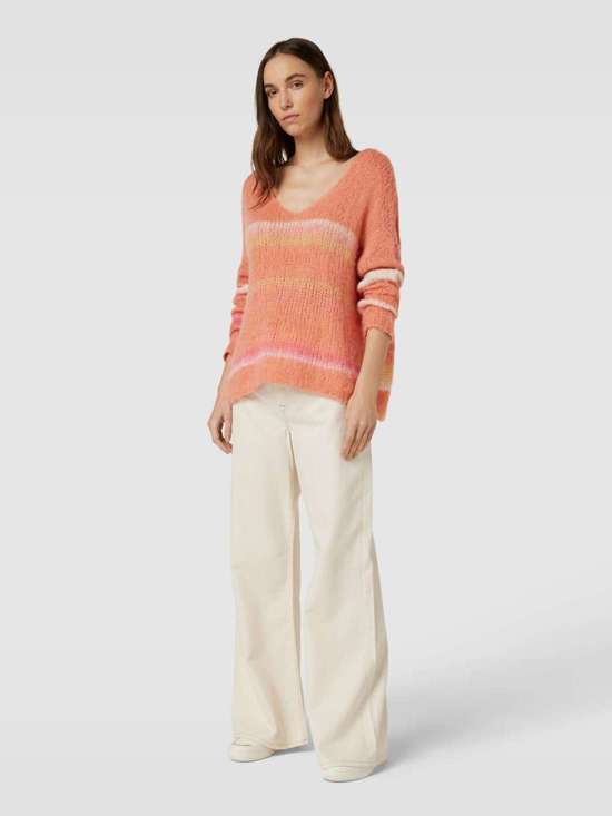 Вязаный свитер с полосатым узором