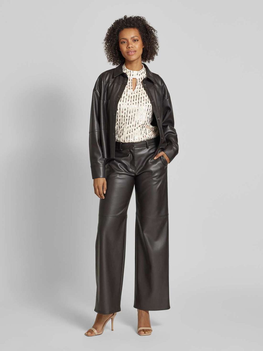 Блузка-топ с вырезом «капля»