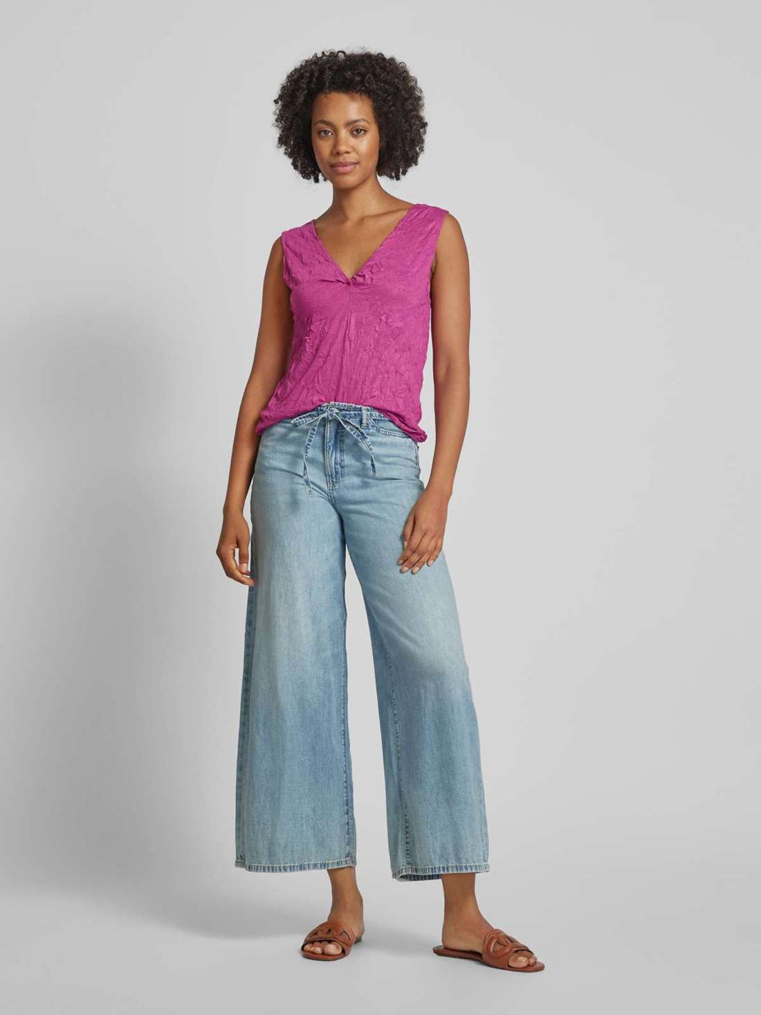 топ с V-образным вырезом