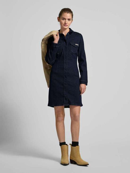 Джинсовое платье длиной до колена с карманами с клапанами