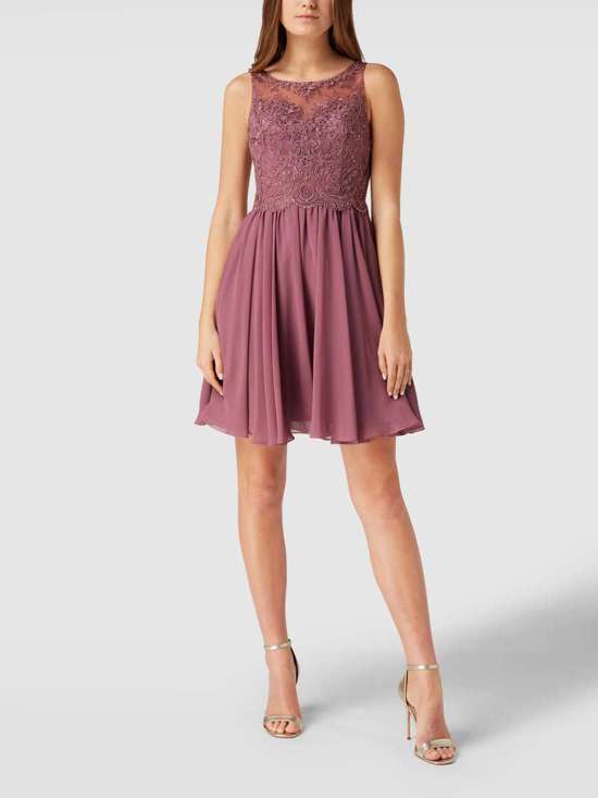 Коктейльное платье из фатина со стразами